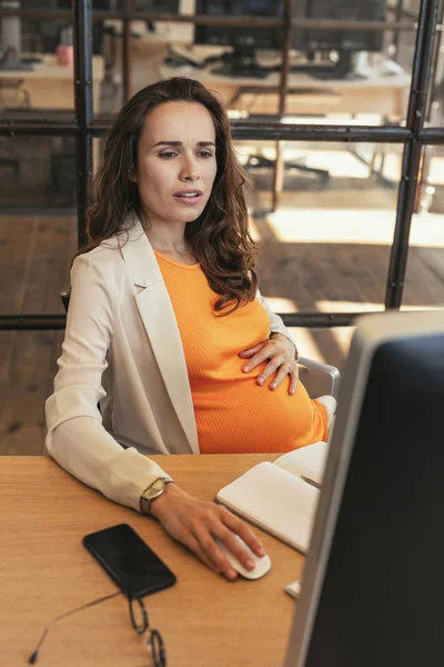 Concerned pregnant CEO preparing report — Stock Photo, Image