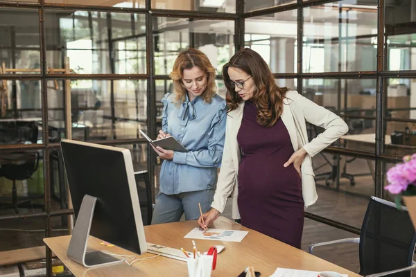 Kendine güvenen kadın meslektaşları planı tartışıyor