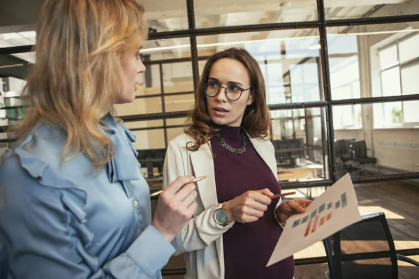 Kadın arkadaşları soruları yükselen konsantre