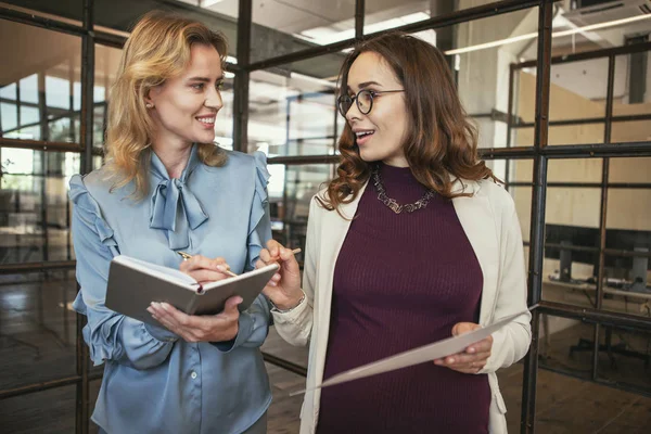 İyimser kadın arkadaşları fikir alışverişi