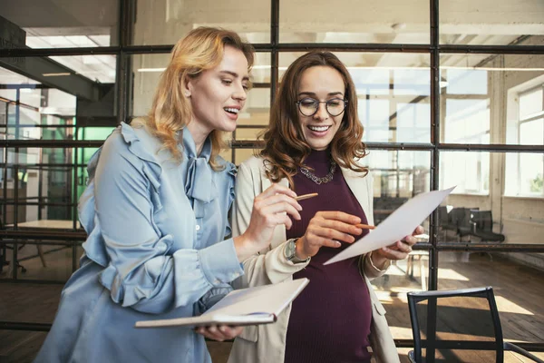 Mutlu kadın meslektaşları planı Düzeltme