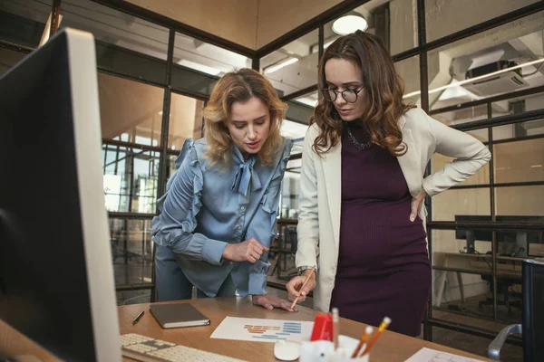 Kar yükselen çekici kadın arkadaşları
