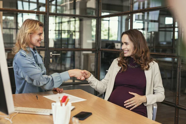 Neşeli kadın arkadaşları birbirlerini karşılama