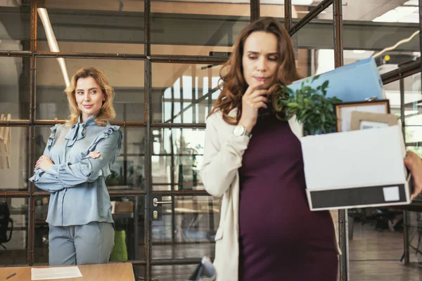 Geri dönmemek üzere. Ait olma ve arka plan üzerinde eller geçiş meslektaşım dalgın hamile CEO'su holding kutusu