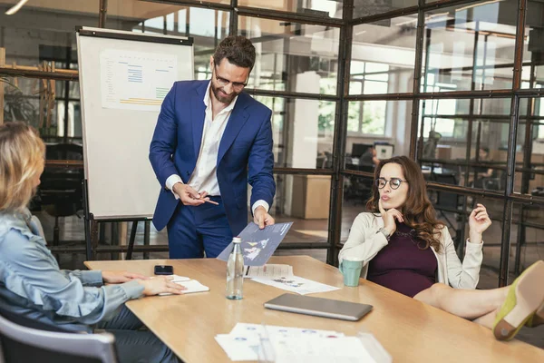 Yeni pazarlar. Çok güzel üç meslektaşları sahip toplantı ve işbirliği