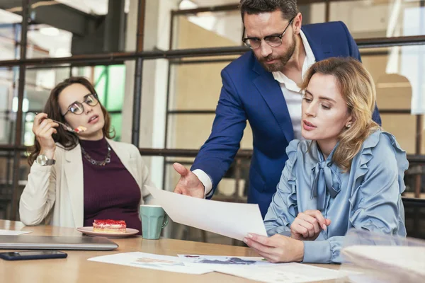 Konuşmayı düşünceli üç meslektaşları