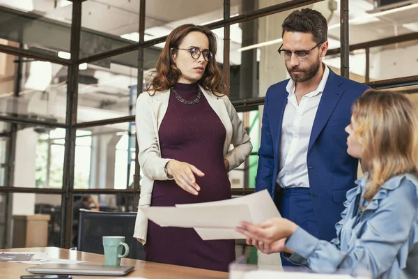 Inquietos tres colegas que introducen ideas — Foto de Stock