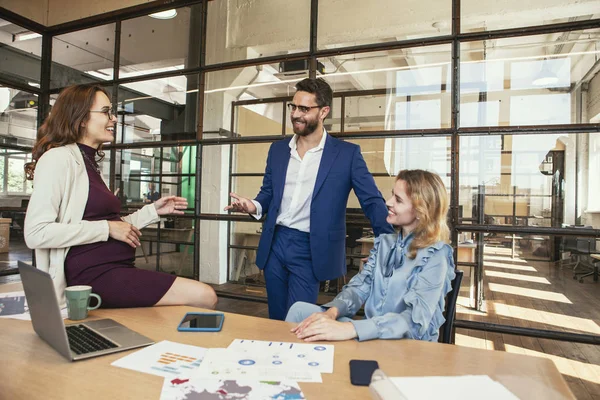 Büyüleyici üç meslektaşları şaka