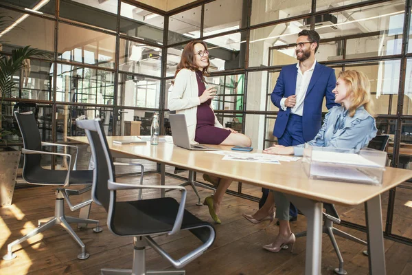 İyimser üç meslektaşları zevk çalışma