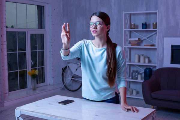 Pensativa freelancer mujer trabajando en el proyecto — Foto de Stock