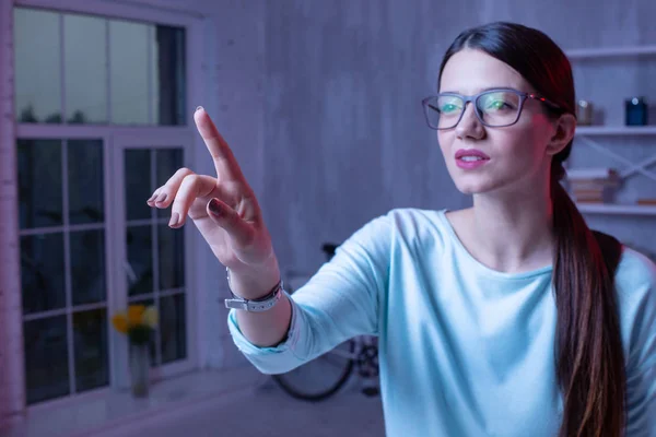 Tecnología Para Trabajo Inteligente Freelancer Femenina Con Gafas Apuntando Con — Foto de Stock