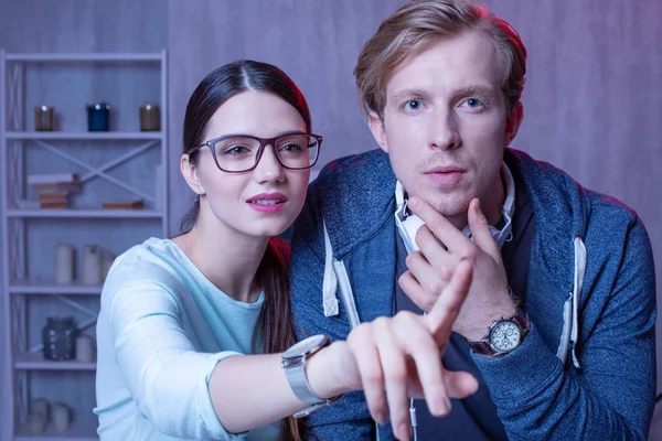 İki arkadaşları için hata seyir konsantre