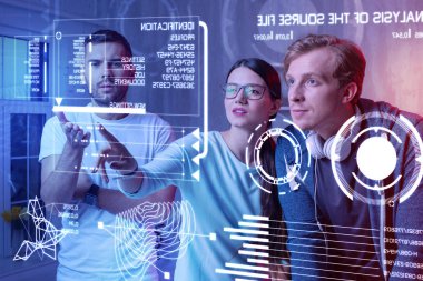 Yeni bir program tartışmak ve ekrana bakarak düşünceli arkadaşları