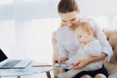 Özenli bebek resimleri annemle izlerken