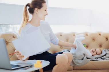 Büyüleyici işkadını bebeği ile oynamak