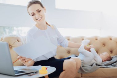 Belgelerin incelenmesi memnun kadın kişi