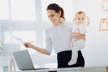 Mutlu genç kadın bilgisayar başında arıyor