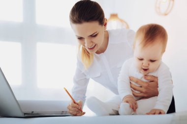 Projesi'nde çalışan özenli kadın kişi