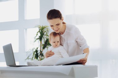 Kadın yetiştirme çocuğunu büyüleyici