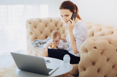 Telefon meşgul genç erkek