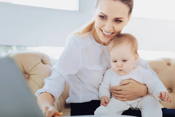 Giovane donna gioiosa trascorrere del tempo con il bambino — Foto Stock