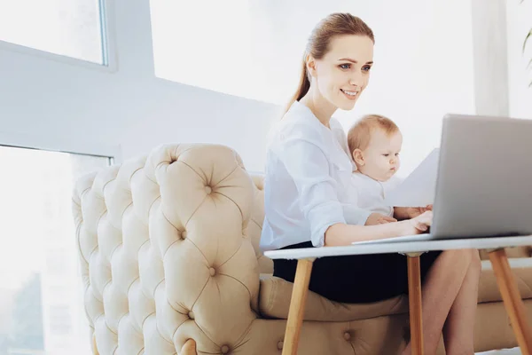 Positiv glad mamma arbetar på kontor — Stockfoto