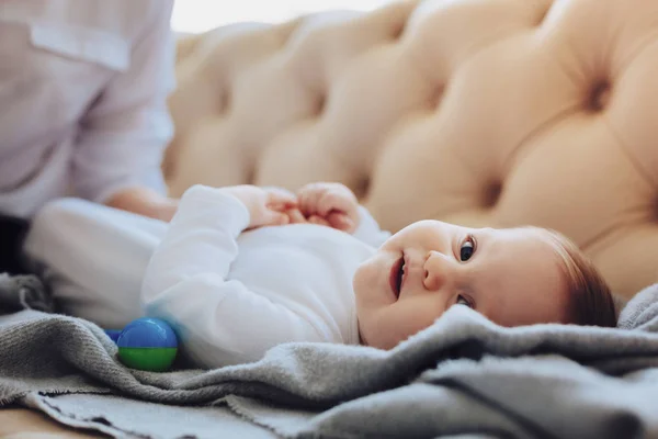 Retrato de bebê encantado que olhando para a câmera — Fotografia de Stock
