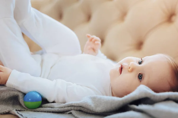 Sorpreso bambino guardando verso l'alto — Foto Stock