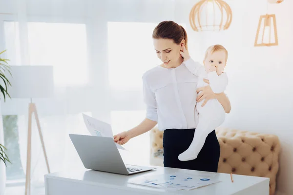 Informazioni di controllo concentrate del lavoratore d'ufficio — Foto Stock