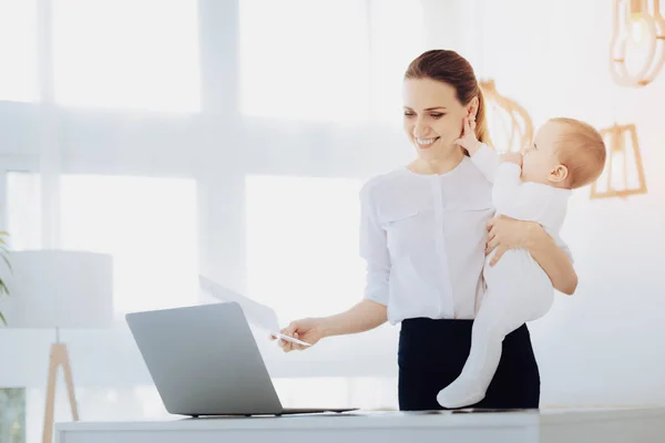 Nöjd kvinna som håller leende på läpparna — Stockfoto