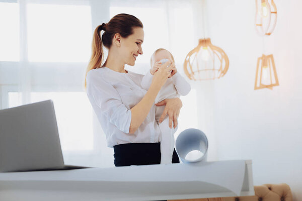 Удивительная женщина смотрит на своего ребенка
