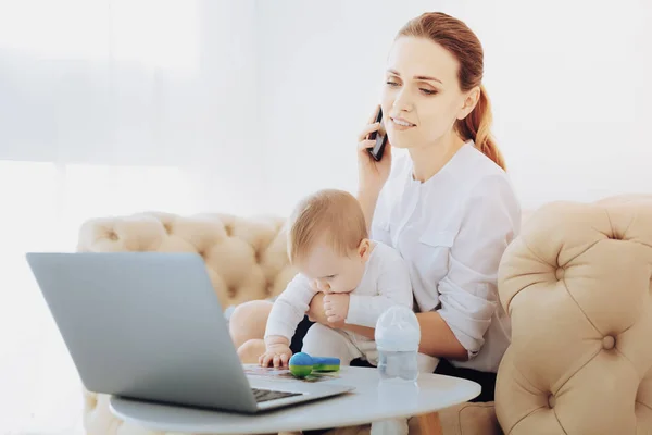 Enigmatical businesswoman working on distance — Stock Photo, Image