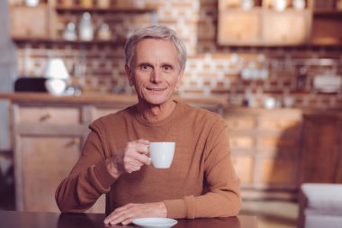 Doğruca kameraya bakarak yakışıklı olgun adam