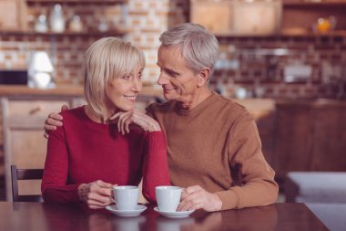 Mutlu kadın kocasını arıyor