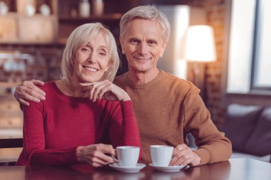 Çekici erkek kişi onun kadın kucaklayan