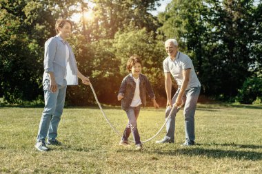 Coşkulu çocuk ailesiyle birlikte oynarken