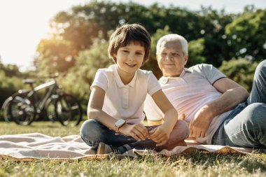 Gülümseyen çocuk büyükbabasıyla rahatlatıcı