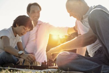 Çocuk ve satranç oynarken Büyükbaba