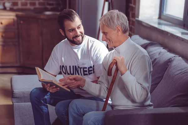 Positiv glad pensionering diskutera romanen — Stockfoto