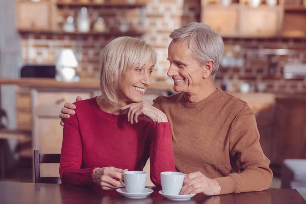 Yüzünde gülümseme tutmak neşeli sarışın kadın