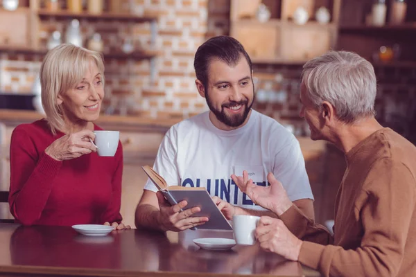 Hombre barbudo agradable que se comunica con la jubilación — Foto de Stock