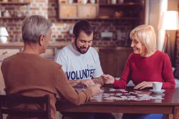 Glada blond kvinna umgås med nöje — Stockfoto