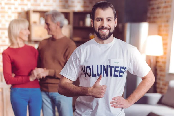 Atractiva persona masculina de pie en primer plano — Foto de Stock