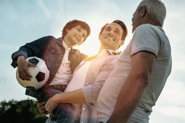 Glückliche Familie in der Natur entspannen und zusammenstehen — Stockfoto