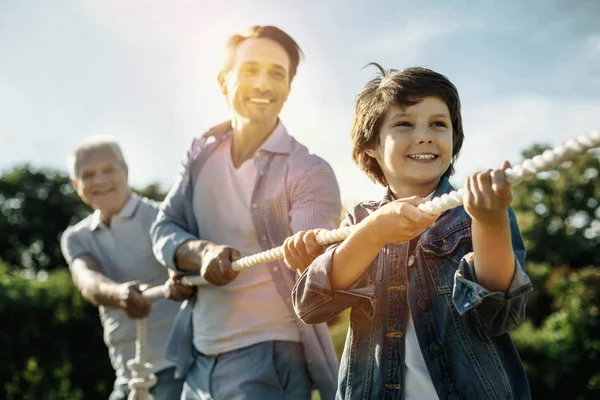 Família feliz jogando corda-puxando — Fotografia de Stock