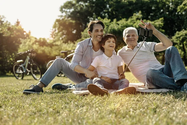 Fotoğraf çekmek ve gülümseyen neşeli aile