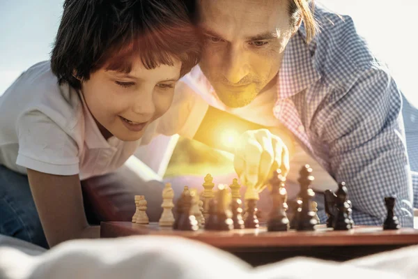 Щасливий батько і син грають у шахи — стокове фото