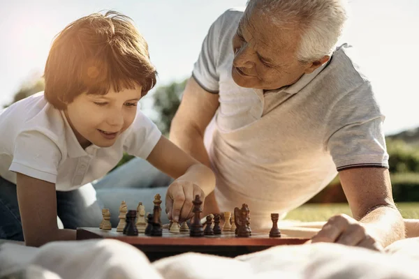 Garçon et son grand-père jouant aux échecs — Photo