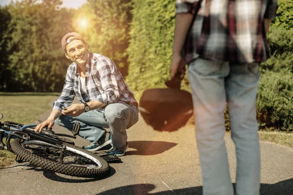 Lachende vader zijn zonen fiets repareren — Stockfoto