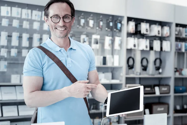 Hodný muž ukázal na velký tablet — Stock fotografie